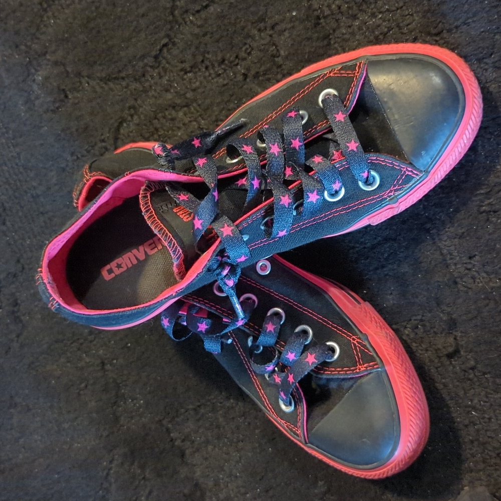 Converse | Chuck Taylor | Black w Pink Trim & Black w Pink Star Laces | WMSize 7
